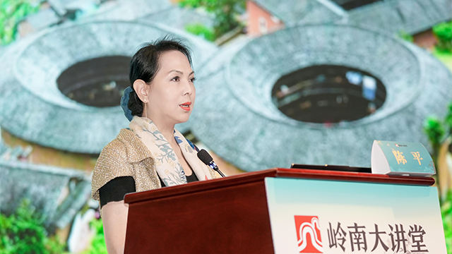 Tell Accessible Stories About Chinese Culture    Lectures delivered by Professor Chen Ping for visitors to Chinese museums